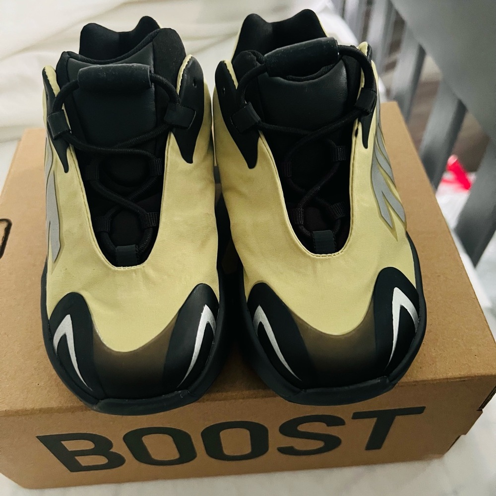 Yeezy 700 kid/ toddler .